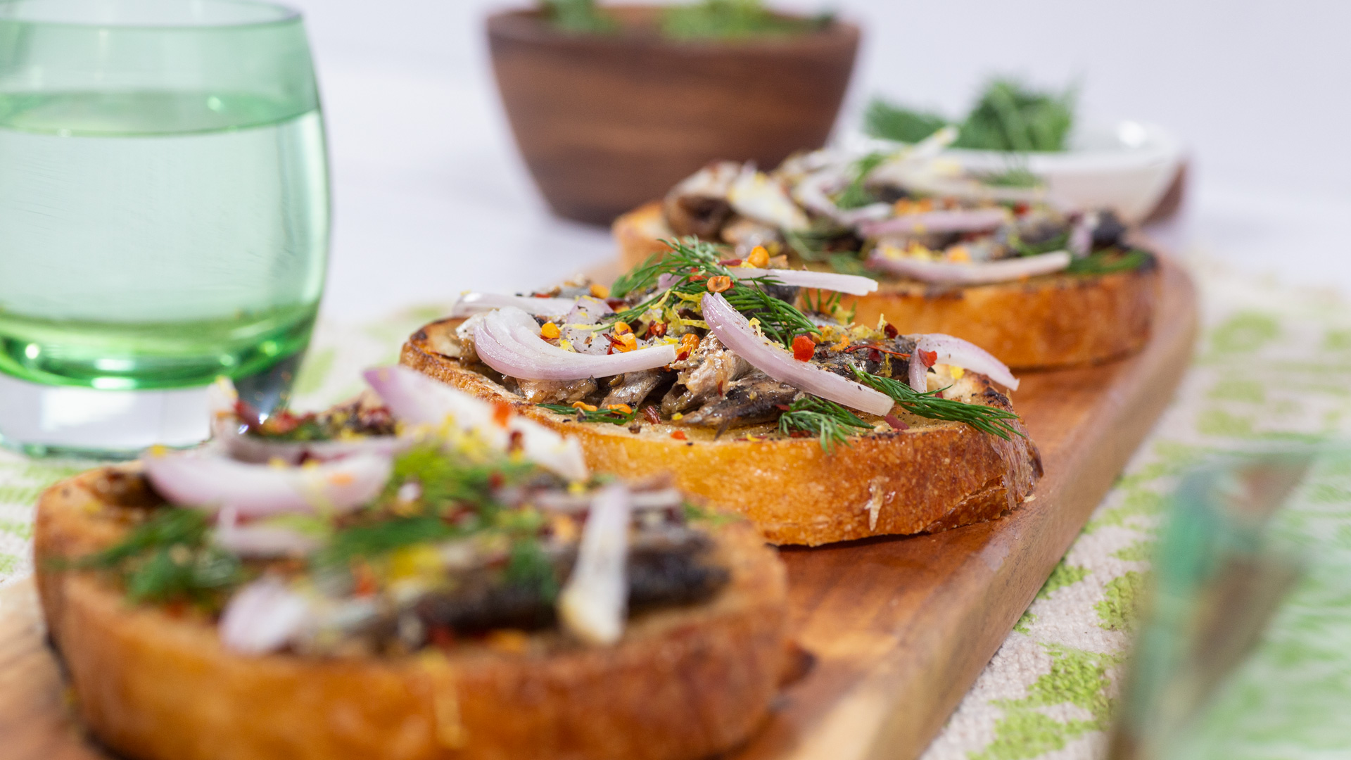 Toasts aux sardines épicées