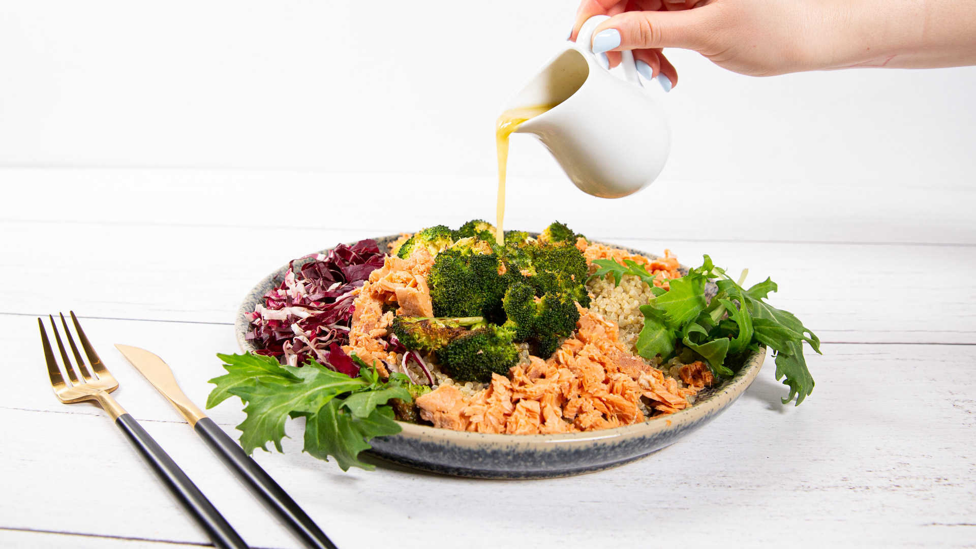 Salade de saumon au quinoa avec vinaigrette aux anchois