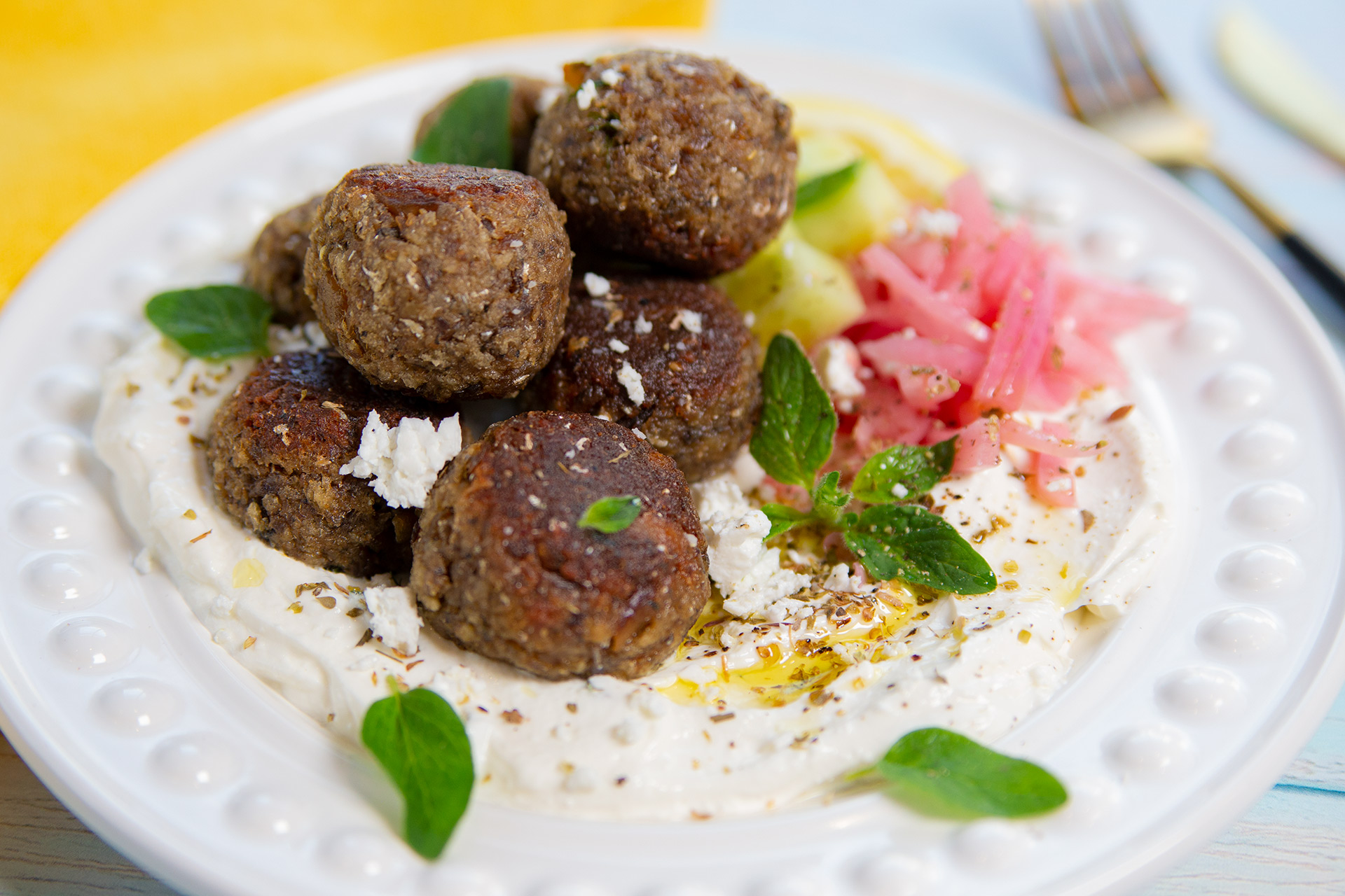 Plateau de boulettes de viande à la méditerranéenne